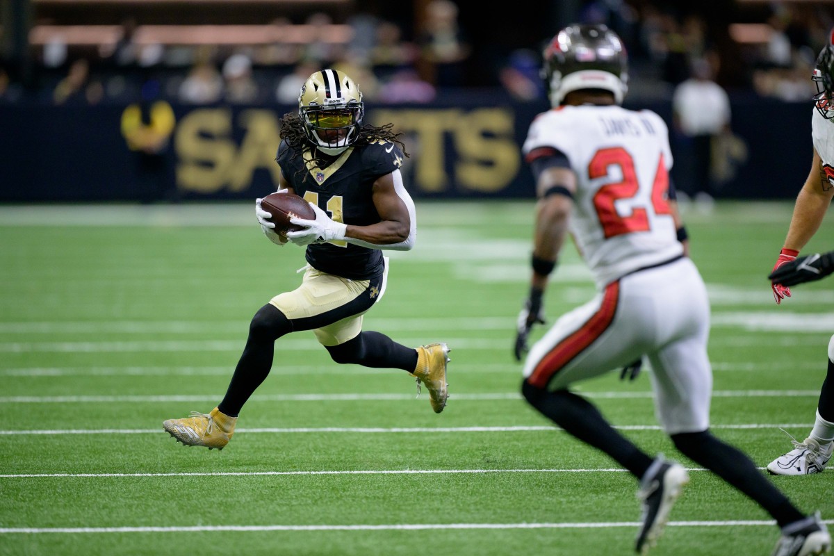 New Orleans Saints running back Alvin Kamara (41) in open field against Tampa Bay Buccaneers cornerback Carlton Davis (24). Mandatory Credit: Matthew Hinton-USA TODAY Sports